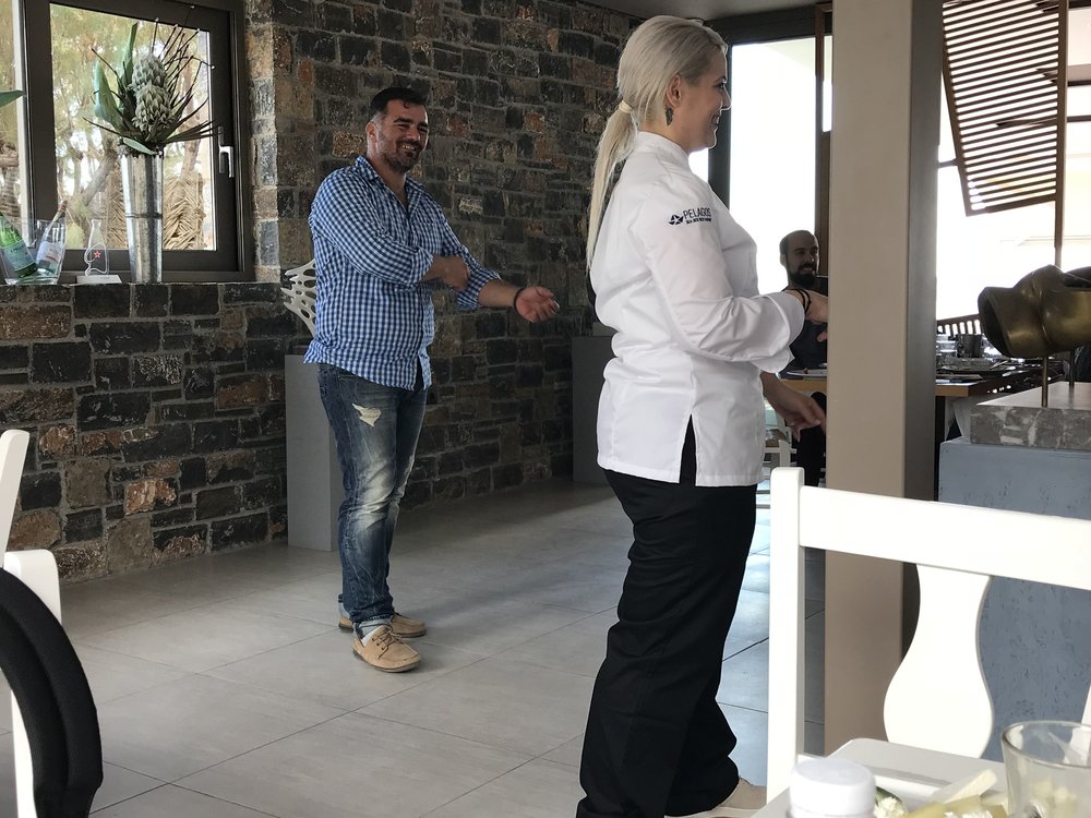 Ο γλύπτης Μιχάλης Βουζουνεράκης με τη σεφ Κων/να Βούλγαρη – Κοντεσοπούλου